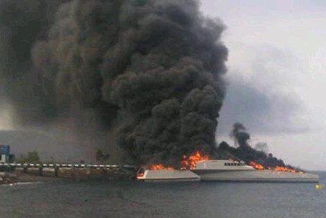 fire-on-indonesian-navys-kri-klewang-625-trimaran-in-banyuwangi-east-java-e1348951439663.jpg